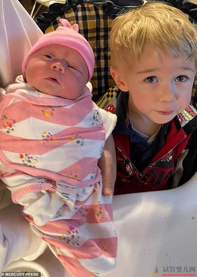 常被誤認為奶奶,53歲華人單親媽媽,試管生下白人“雙胞胎”寶寶(圖2)