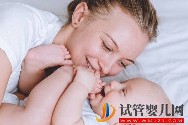 七個月寶寶一逗就笑智商高or低，醫生：愛笑是聰明的表現(圖1)