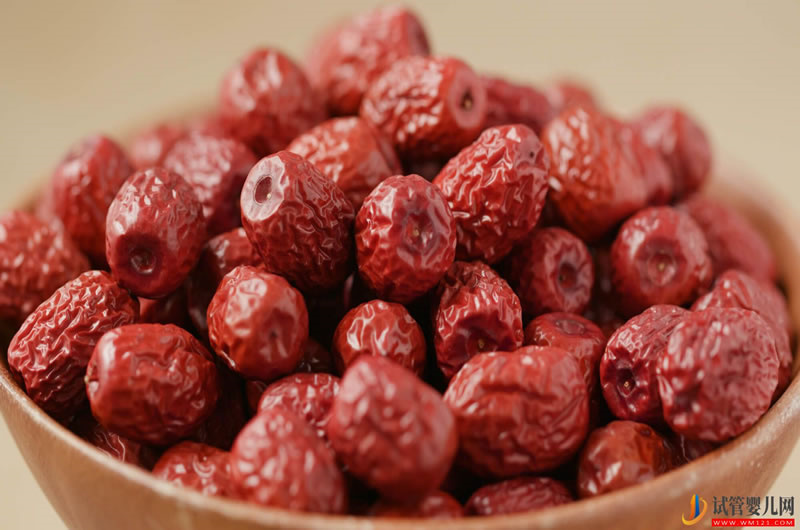 黑豆桂圓紅棗湯的營養(yǎng)價值 用醋泡黑豆能治白發(fā)嗎(圖1) 黑豆桂圓紅棗湯的營養(yǎng)價值 用醋泡黑豆能治白發(fā)嗎(圖1)