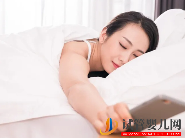 坐月子太無聊千萬別玩手機，后遺癥找到你后悔都來不及(圖1)