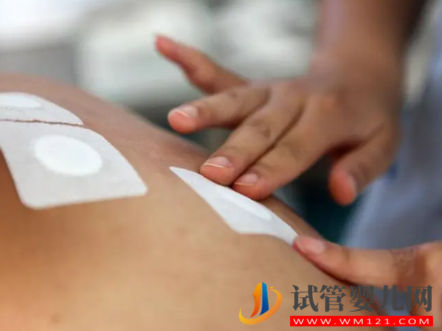 兒童三伏貼貼法示意圖，對著這份穴位表自己在家也能貼！(圖1)