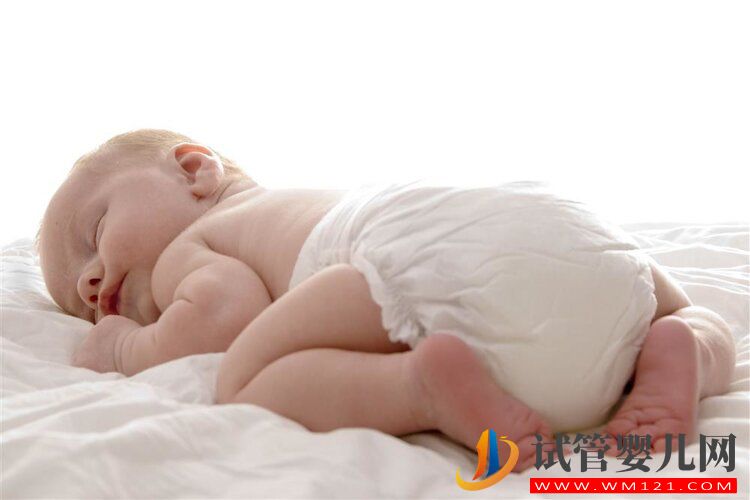 聽說紙尿褲影響生育功能？開襠褲和紙尿褲，孩子到底穿哪個好？(圖1)