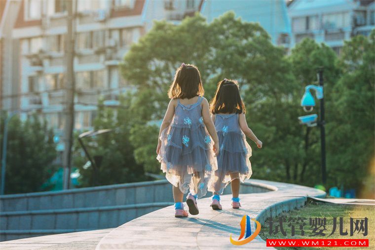 懷雙胞胎真的毫無征兆嗎？研究表明：所有同卵雙胞胎似乎都有這一神秘特征(圖1)