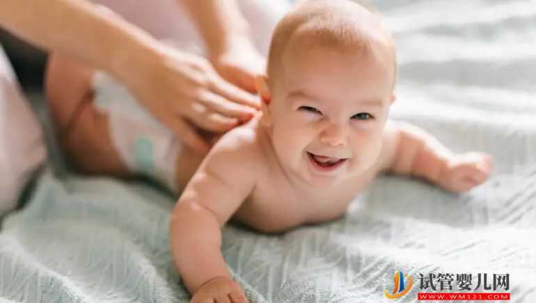 給寶寶按摩，幫助他們睡得更好！就是這樣(圖1)