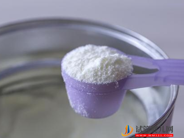 新生兒純奶粉喂養(yǎng)正確流程分享，掌握水溫和比例是關(guān)鍵(圖1)