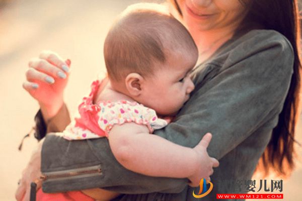 嬰兒腦發育遲滯有8大癥狀，長大3個月豎頭低落絕非腦癱(圖1)